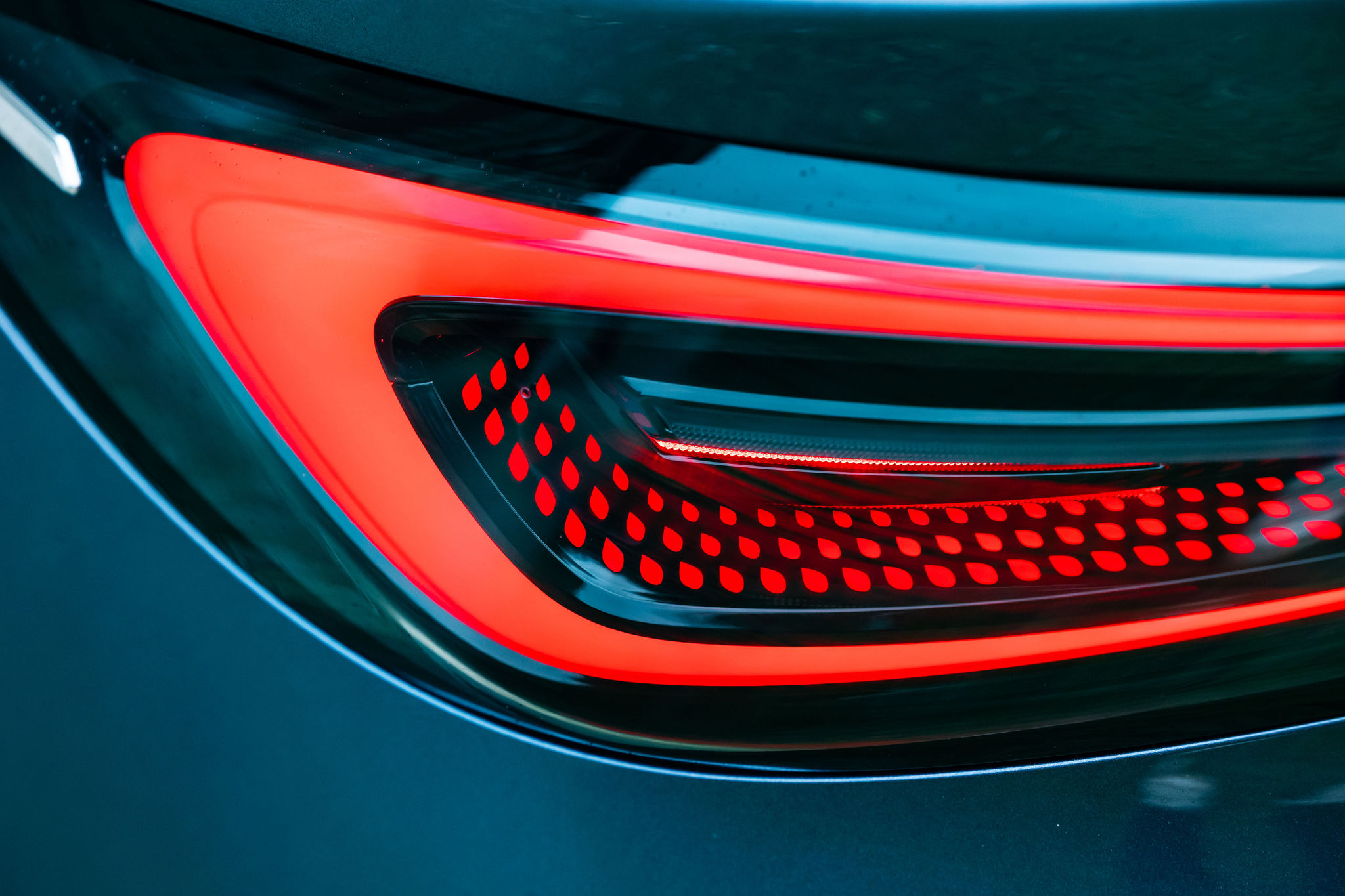 Détail de la BYD Seal 6 DM-i 2025 berline : feu arrière gauche