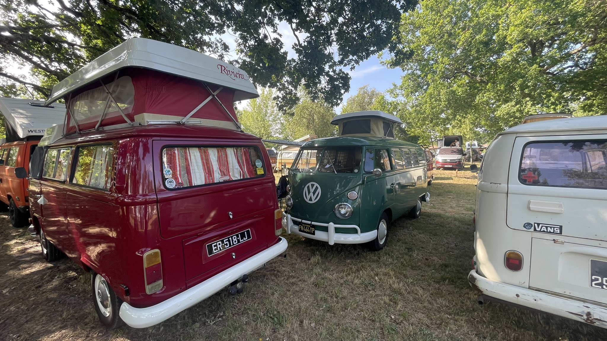 Le fil d'Erik 1 Le coin des anciens minibus aménagé, lors du California Festival 2025