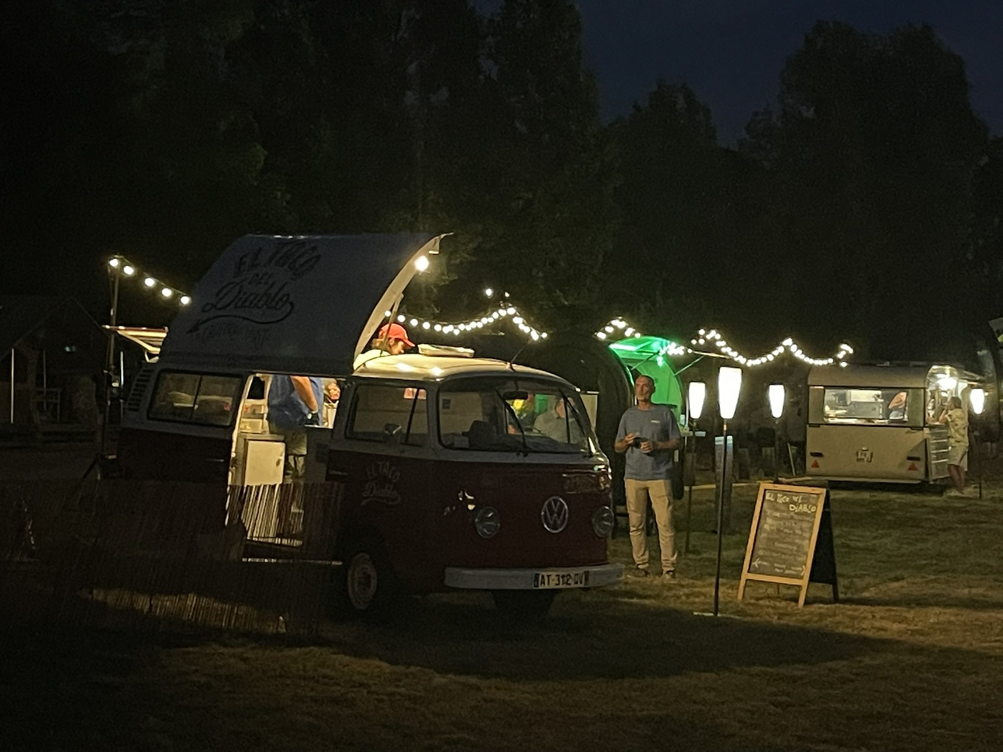 Le fil d'Erik 1 La nuit est tombée sur le California Festival. Un Combi transformé en foodtruck sert un client.