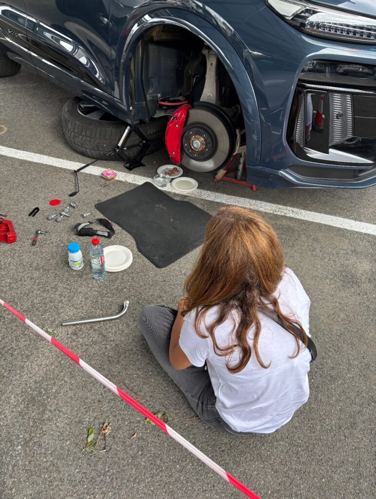 Le fil d'Erik 1 À la recherche du chat, le Q6 est désossé à même le trottoir. Pour l'appâter, lait et aliments sont disposés autour de la voiture.