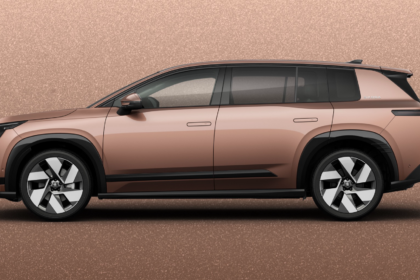 La Skoda Peaq de profil, couleur champagne